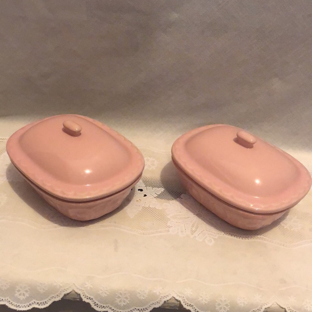 The masterclass bake shop mini casseroles with lids.